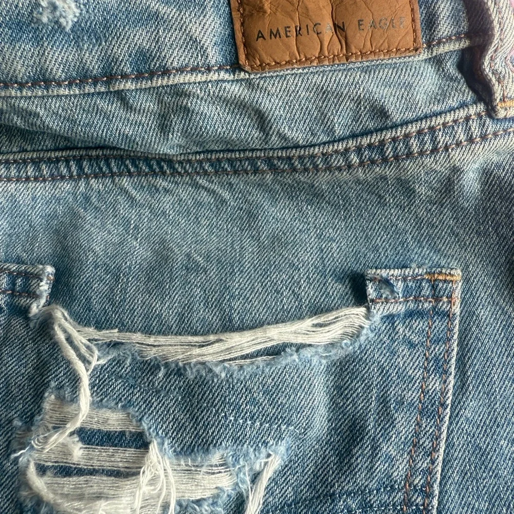 American Eagle Outfitters Women's Distressed Shorts - Size 10 BRAND NEW - Picture 4 of 5